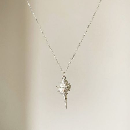 Collier en pendentif en forme de coquillage de plage en argent sterling S925 - Une photo de studio détaillée du collier en pendentif en forme de coquillage de plage en argent sterling S925, mettant en avant le design complexe de la coquille en argent.