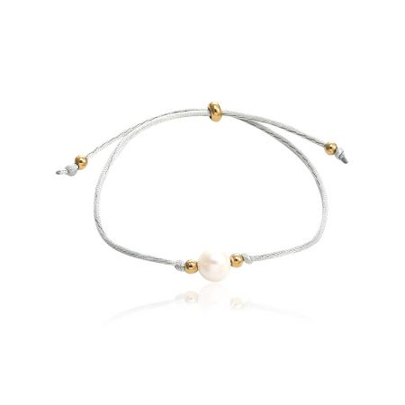 Primo piano del bracciale in corda d'argento regolabile con una singola perla bianca.
