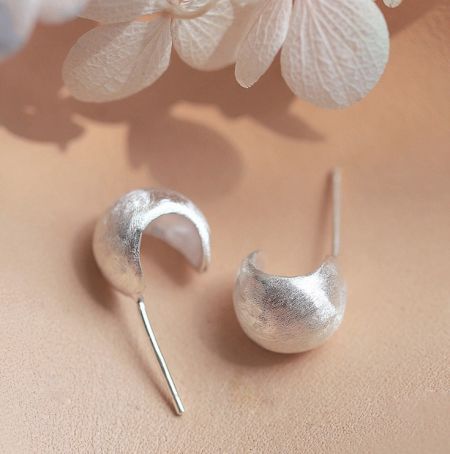 Orecchino sferico in argento sterling 925 - Una foto dettagliata dello orecchino sferico in argento sterling 925, che mette in mostra la sua finitura testurizzata unica e il design elegante.