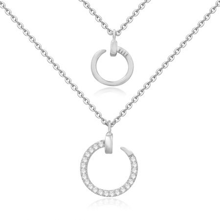 Close-up van de rhodium-plated kettinghangertjes met cubic zirconia details.
