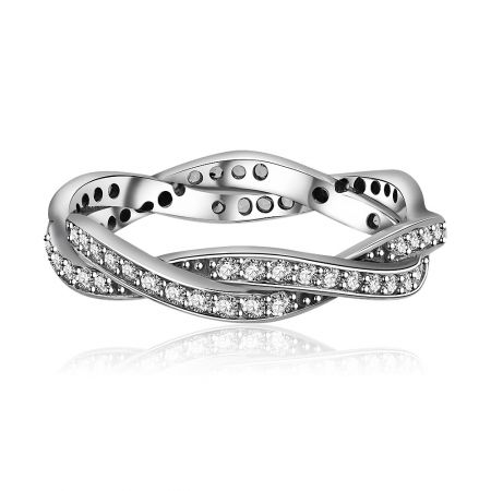Bague pavée tressée en argent 925 - Gros plan de la bague pavée en argent sterling 925 tressée, mettant en avant son design complexe en croix et ses pierres en zircon cubique étincelantes sur un fond blanc.