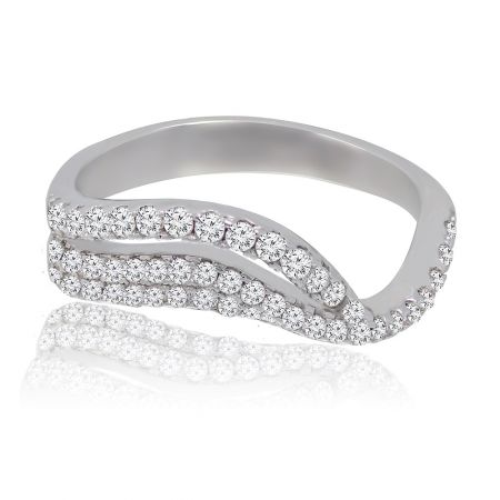 Gebogen Golf CZ-ring - Een close-up van de Curved Wave CZ-ring, met het zilveren, gekruiste ontwerp met drie rijen sprankelende zirkoniastenen.