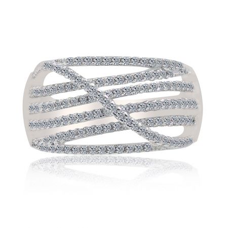 Verfijnde ring - Een close-up van de Sophisticate Ring, met een zilverkleurige crisscross band bezet met sprankelende cubic zirconia stenen, gedragen op een vinger om het elegante ontwerp te tonen.