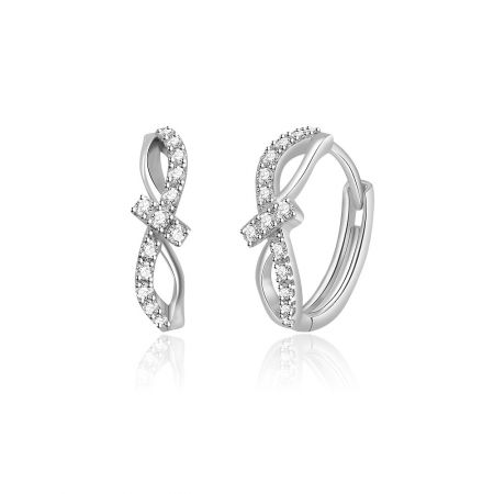 Gros plan détaillé des boucles d'oreilles Huggie Interlock CZ mettant en avant le motif entrecroisé et la fermeture à charnière sécurisée.