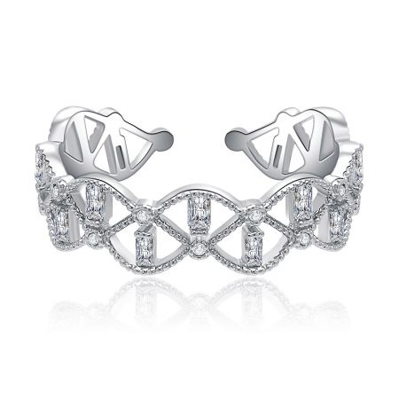 Vue latérale de la bague Victoria Alternating, mettant en valeur le bandeau ondulé unique et le motif entrecroisé des pierres en zircon cubique.