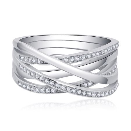 Crossover X Bliss Ring - Vooraanzicht van de Crossover X Bliss Ring, die het ingewikkelde criss-cross ontwerp toont met drie in elkaar verweven banden bezet met sprankelende cubic zirconia stenen.