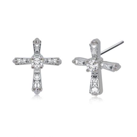 Un par de pendientes de cruz del Vaticano exhibidos contra un fondo blanco, destacando sus brillantes piedras de circonio cúbico.