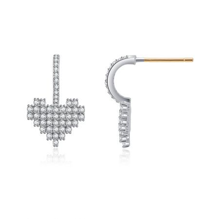 Voor- en zijaanzicht van de cubic zirconia kruisoorbellen die de post en zetting tonen.
