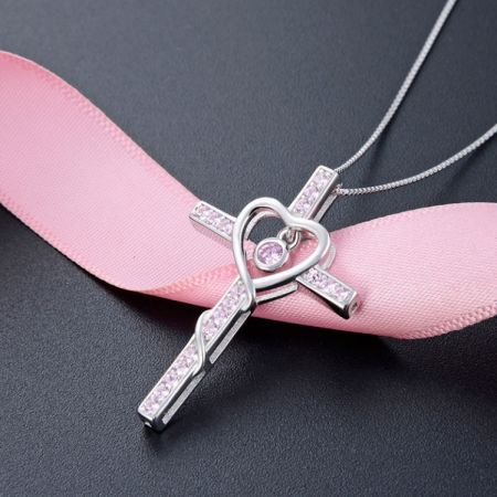 Collar de colgante de cruz de plata esterlina 925. - Una vista detallada del collar de colgante de cruz de plata esterlina 925, que presenta un delicado centro en forma de corazón con circonita cúbica rosa, mostrando su fina artesanía.