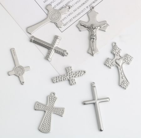Vista dettagliata di vari pendenti a croce in argento disponibili per ordini personalizzati.