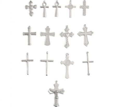 Un assortimento di pendenti a croce in argento finemente progettati, evidenziando diverse finiture.