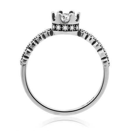 Bovenaanzicht van de luxe kroonring, met de ingewikkelde kroonvormige zetting en sprankelende edelstenen.