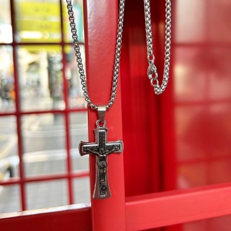 نسخة فضية من قلادة الصليب، تُظهر حرفيتها التفصيلية.