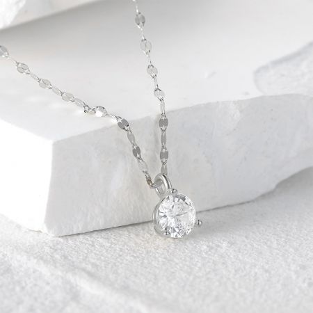 Collar de clavícula de una sola piedra de plata esterlina 925 con 3 garras - Primer plano de un collar de plata esterlina 925 con una sola piedra de cristal de 6 mm en un engaste de 3 garras, sobre un fondo blanco.