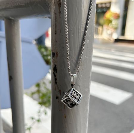 Collar de Acero Inoxidable Cube para Hombres - Una vista detallada del Collar de Acero Inoxidable Cube para Hombres de JR Fashion Accessories, destacando su colgante de cubo pulido y su robusta cadena de acero inoxidable.