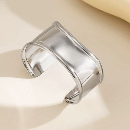 Vista frontale del bracciale a manica in argento moderno con una fascia rettangolare.