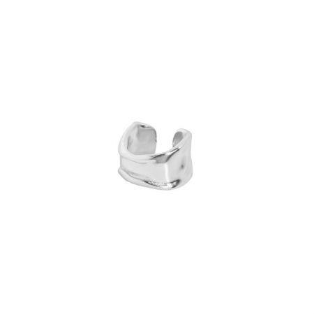Primo piano dell'orecchino a cerchio in argento sterling non forato, che enfatizza il suo design elegante e minimalista e la finitura di alta qualità.