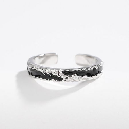 Ensemble de bagues ouvertes en argent sterling 925 avec émail pour hommes. - Gros plan d'une bague ouverte en argent sterling 925 pour hommes avec un incrustation distinctive en émail noir et un design ondulé moderne.