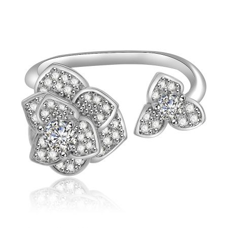 Cubic Zirconia Rozenbloemring - Een rhodium-geplateerde Cubic Zirconia Rozenbloemring, die zijn ingewikkelde bloemontwerp en sprankelende witte CZ-stenen op een witte achtergrond toont.