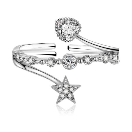 Ster hartband ring - Een close-up van de Star Heart Band Ring, die de rhodium-geplateerde messing band met een ster charm en sprankelende cubic zirconia edelstenen toont.