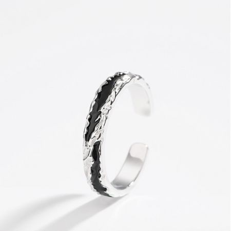 Un elegante anello aperto in argento sterling 925 per uomini, con una texture ondulata unica.