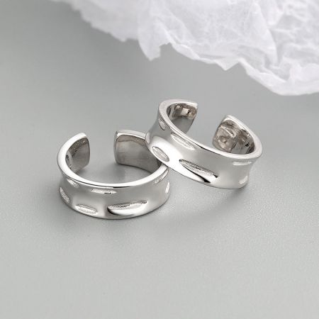 Bracciale per orecchie unisex in argento sterling 925 senza piercing (Set di 5) - Un paio di bracciali per orecchie in argento sterling 925 con una finitura lucida, progettati per un look senza piercing.