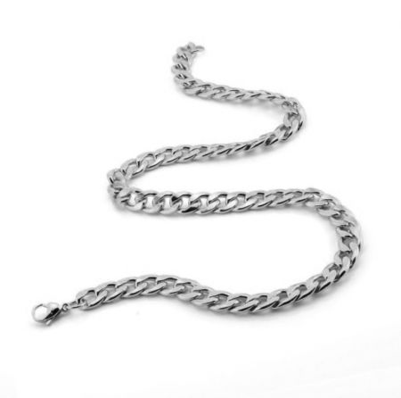 Colar de Estilo Cadeia Masculina em um design clássico de elo curb prateado.