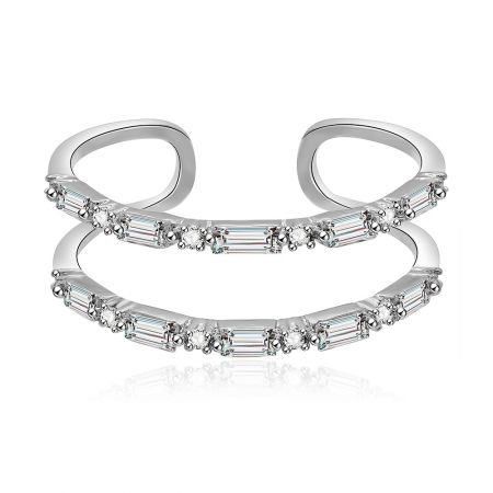 Eleganta böjda silverarmband prydda med klara ädelstenar, som visar kvaliteten på JR Fashion Accessories kollektionen.