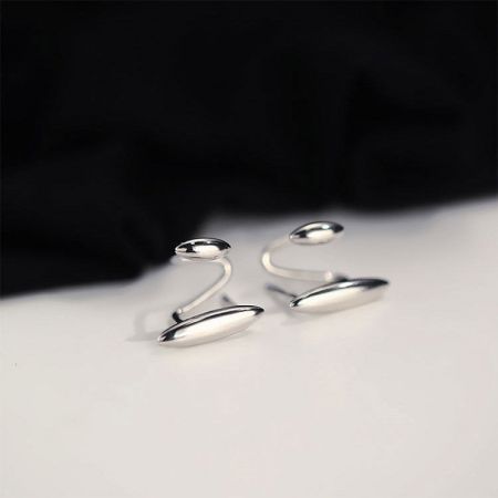 Eleganti orecchini a cerchio ovali in argento sterling con una forma curva, che mostrano un'estetica moderna.