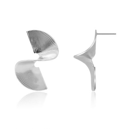 Vue latérale de la boucle d'oreille Simple Enfold Fashion, mettant en valeur sa forme courbée distinctive et sa texture nervurée.