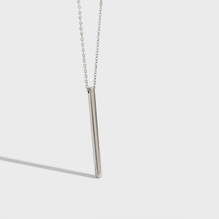 Vue rapprochée du pendentif en barre en argent sterling 925, soulignant sa finition polie et ses lignes épurées.