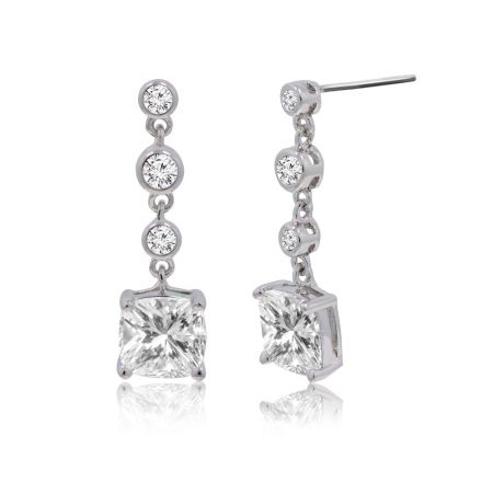 Vue latérale des boucles d'oreilles pendantes en forme de coussin, mettant en valeur le design élégant et l'éclat des pierres en zircon cubique transparent.