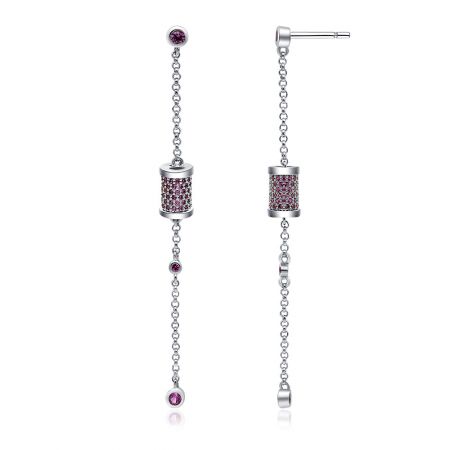 Vue détaillée des boucles d'oreilles en argent pendantes avec des accents de pierres précieuses violettes, montrant le clou, le cylindre incrusté de pierres précieuses et la chaîne perlée.
