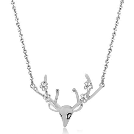 Gedetailleerde opname van de delicate hertentak hanger, met de zwarte epoxy oogaccenten en rhodium plating.