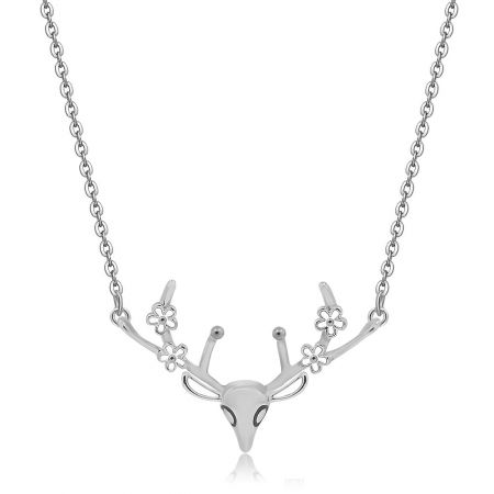 Zijaanzicht van de zilveren hertenkop hanger ketting, met de florale versieringen op de takken.