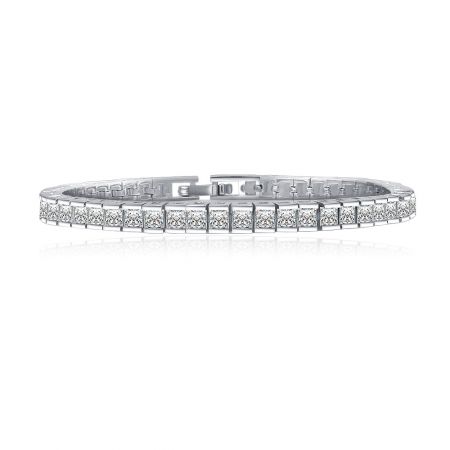 Detailed view of the 4mm cubic zirconia stones on the tennis bracelet.