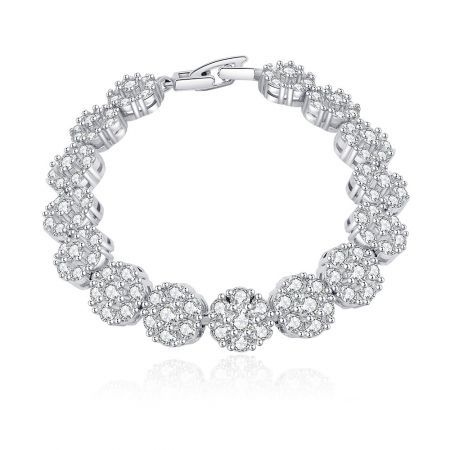 Pulsera de eslabones en forma de pétalo de CZ - Primer plano de la pulsera de eslabones en forma de pétalo de CZ, destacando su diseño minimalista con latón chapado en rodio y piedras de circonio cúbico brillantes dispuestas en un patrón similar a un pétalo.