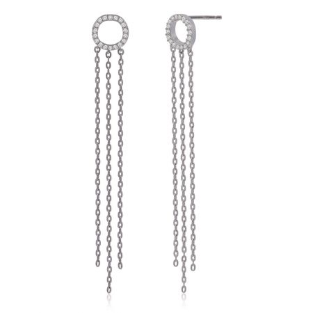 Vue détaillée de la boucle d'oreille à chaîne avec disque rond mettant en valeur le sertissage en zircon cubique.