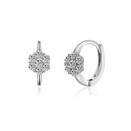 Toma detallada de los pendientes Huggie Floral Clear CZ, mostrando la base de plata y el racimo en forma de flor de piedras de circonio cúbico.