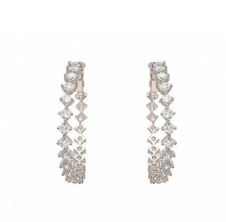 Pendientes de aro CZ redondos brillantes de 40 mm - Una toma de estudio en primer plano de los pendientes de aro CZ redondos brillantes de 40 mm, mostrando el latón chapado en rodio y las piedras de circonio cúbico brillantes dispuestas en un patrón en cascada.