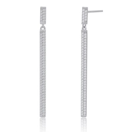 Vue détaillée des boucles d'oreilles en barres argentées fines, mettant en valeur les pierres précieuses claires serties le long de leur longueur.