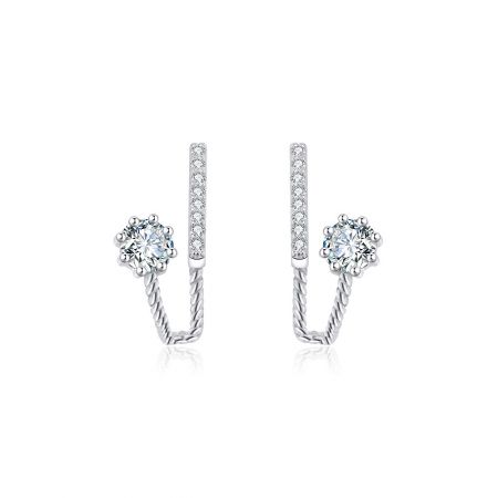 Boucles d'oreilles clous de créateur fabuleux. - Une paire de boucles d'oreilles clous de créateur fabuleux en laiton plaqué rhodium, avec un design torsadé semblable à une corde et des pierres en zircon cubique blanches étincelantes.