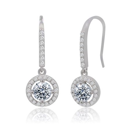 Close-up van een paar zilveren diamanten oorbellen met ronde hangers.