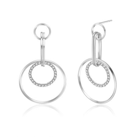 Détail en gros plan des grandes boucles d'oreilles délicates en cercle, soulignant la finition polie en rhodium et le savoir-faire.
