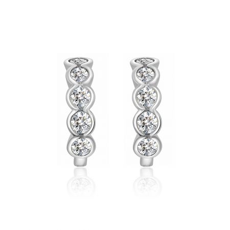 Pendiente mini huggie con circonita cúbica. - Un par de pendientes mini huggie de latón chapados en rodio, cada uno con cuatro brillantes piedras de circonita cúbica engastadas en bisel sobre un fondo blanco.