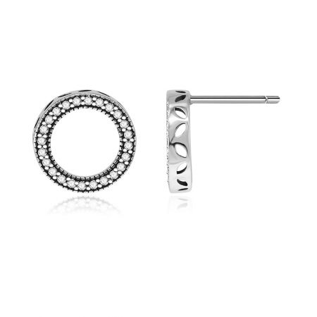 Close-up van de sprankelende witte cubic zirconia op de Mini Silver Circles Oorbellen.