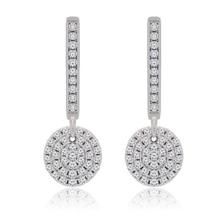 Boucles d'oreilles pendantes en disque rond - Un gros plan des boucles d'oreilles pendantes en disque rond, mettant en valeur le laiton plaqué rhodium et le motif en spirale complexe des pierres en zircon cubique étincelantes sur le pendentif circulaire.
