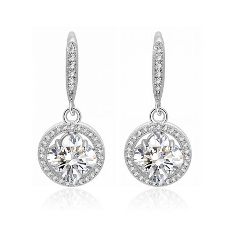 Boucles d'oreilles en zirconium rond avec pavé - Une paire de boucles d'oreilles élégantes en zirconium rond avec pavé, en laiton plaqué rhodium de couleur argentée. Elles présentent une forme classique de goutte avec un zirconium cubique clair central dans un sertissage halo.