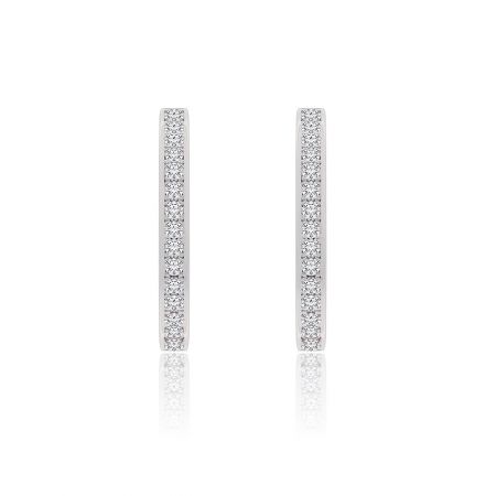 Boucles d'oreilles créoles en micro pavé CZ à une seule rangée - Un gros plan détaillé des boucles d'oreilles créoles en micro pavé CZ à une seule rangée, mettant en avant les brillants pierres de zircon cubique serties dans de l'argent sterling 925 poli avec un plaquage en rhodium.