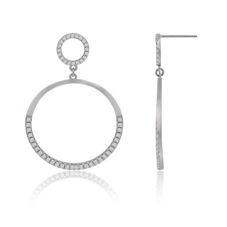 Vue détaillée des boucles d'oreilles en argent sterling en forme de goutte, mettant en valeur les pierres en zircon cubique serties pavé.